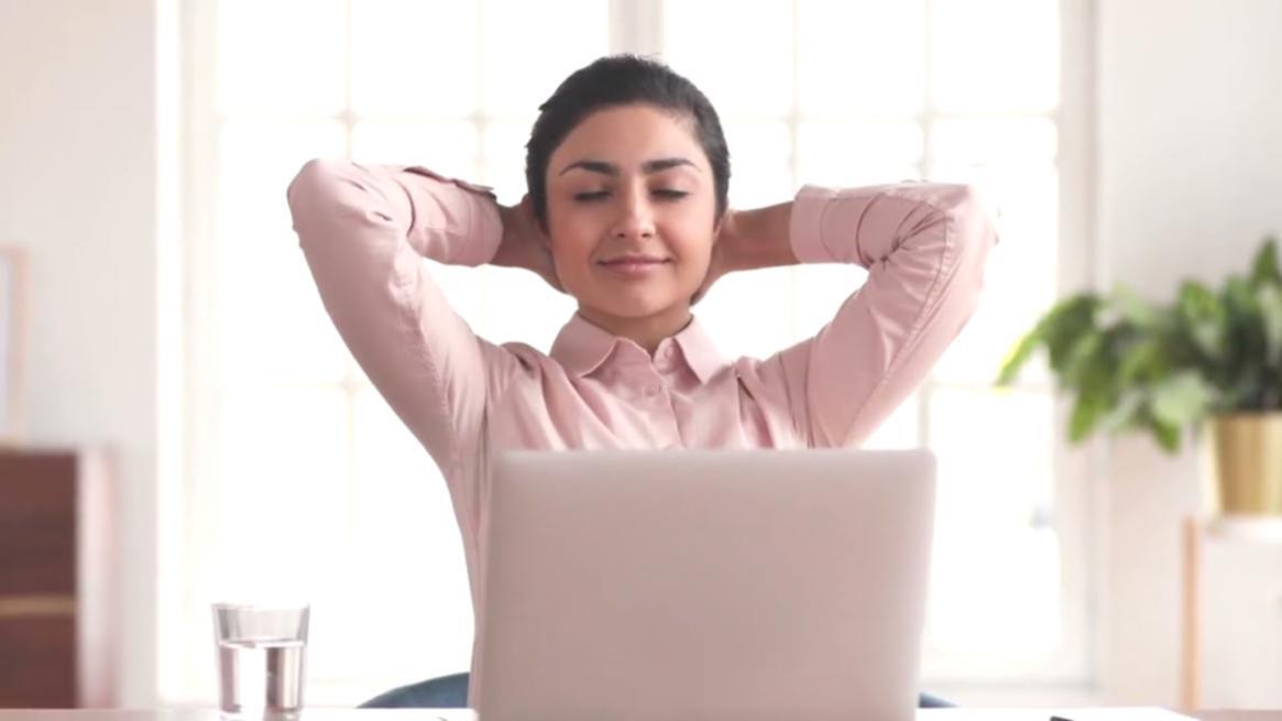 Teilnehmer arbeiten gemeinsam an Finanzanalysen und diskutieren Unternehmenskennzahlen