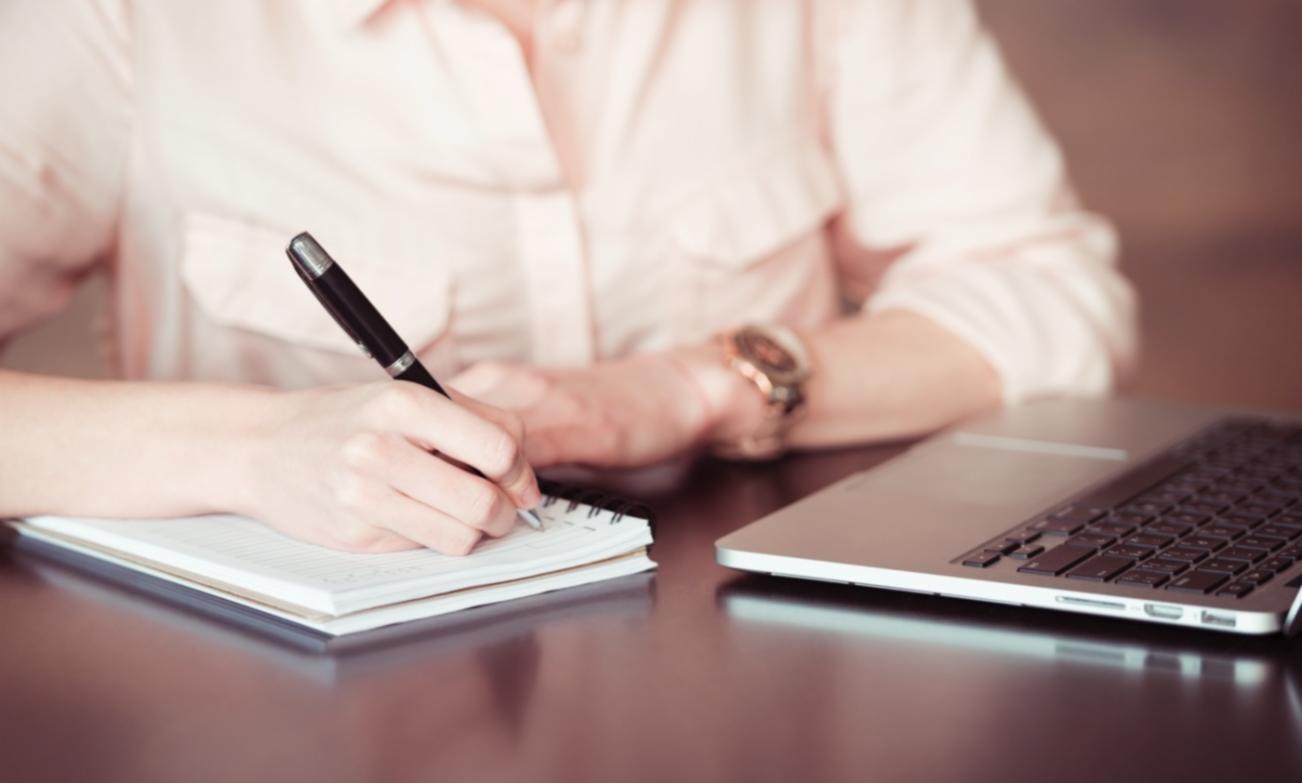 Detaillierte Finanzanalyse mit Diagrammen und Kennzahlen auf dem Bildschirm